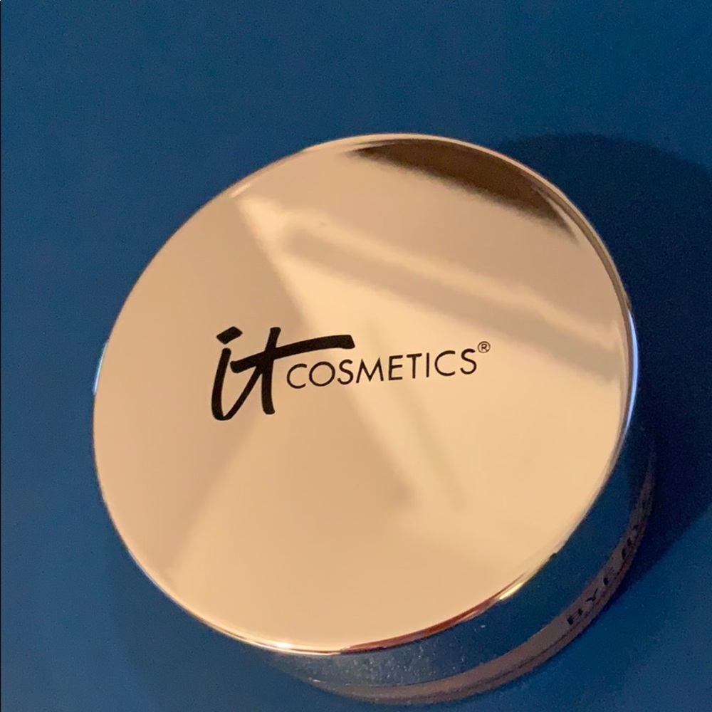Bye bye pores medium finishing powder.